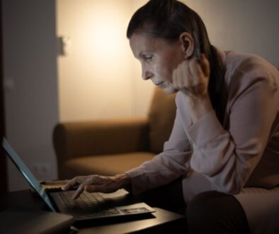 Barrierefreie Website: aeltere Frau bedient eine Website am Laptop