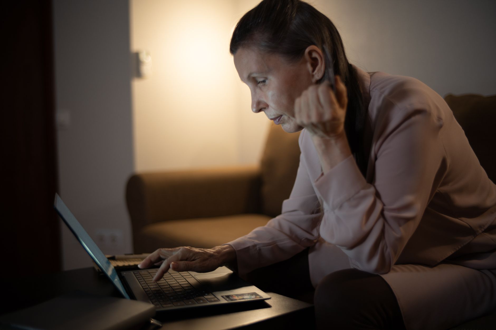 Ältere Frau bedient konzentriert eine Website am Laptop – barrierefreie Website als Anforderung des BaFG